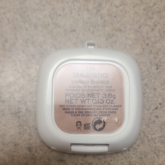 Marc Jacobs Compact Powder - Picture 2 of 4